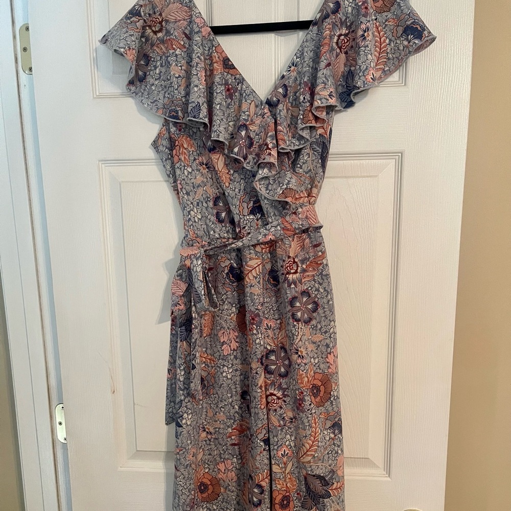 Luxology jumpsuit. Size large. Flower print. 100% polyester.